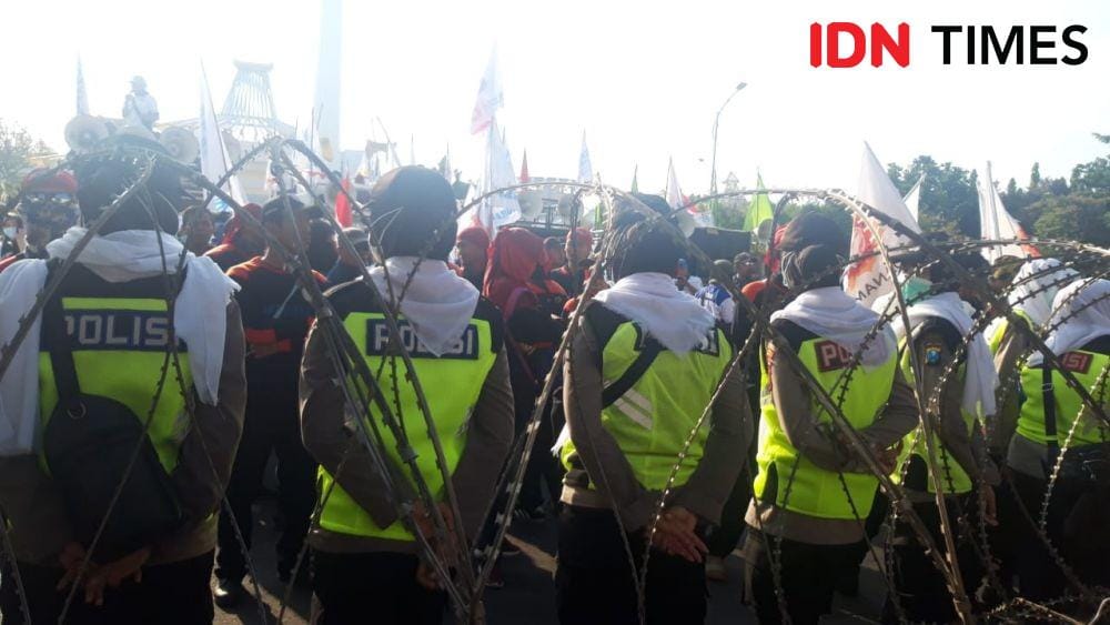 Suasana demo buruh terkait disparitas upah di depan Kantor Gubernur Jatim, Rabu (20/11). IDN Times/Ardiansyah Fajar