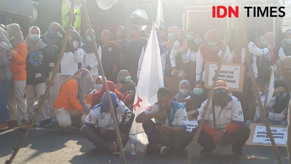 Suasana demo buruh terkait disparitas upah di depan Kantor Gubernur Jatim, Rabu (20/11). IDN Times/Ardiansyah Fajar