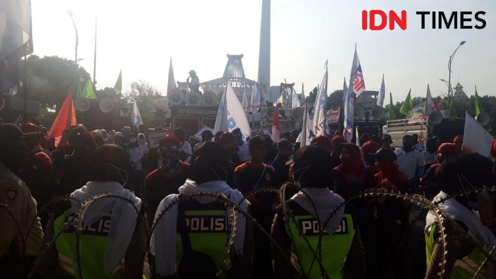 Suasana demo buruh terkait disparitas upah di depan Kantor Gubernur Jatim, Rabu (20/11). IDN Times/Ardiansyah Fajar