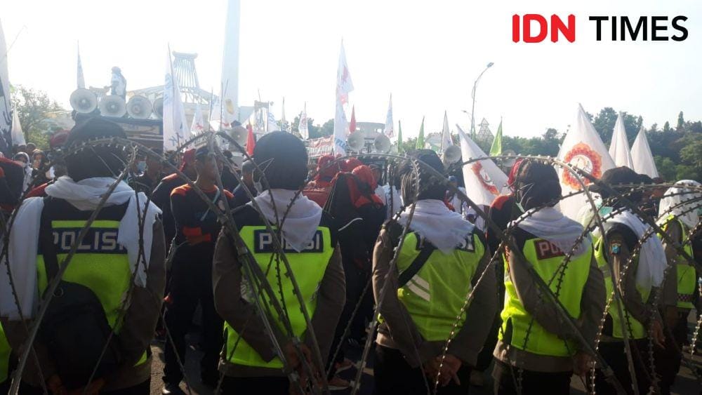 Suasana demo buruh terkait disparitas upah di depan Kantor Gubernur Jatim, Rabu (20/11). IDN Times/Ardiansyah Fajar