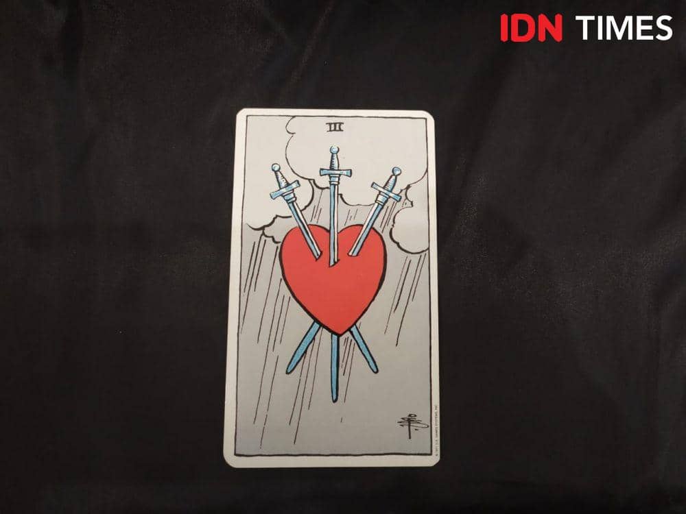 Three of Swords, Kartu Tarot (IDN Times/Aldzah Fatimah Aditya)