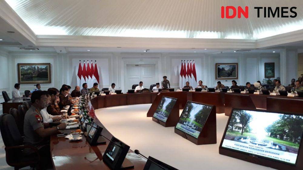 Presiden Jokowi dan Wakil Presiden Ma'ruf Amin pimpin rapat terbatas, di Kantor Presiden, Jakarta Pusat, Kamis 21 November 2019 (IDN Times/Teatrika Handiko Putri)