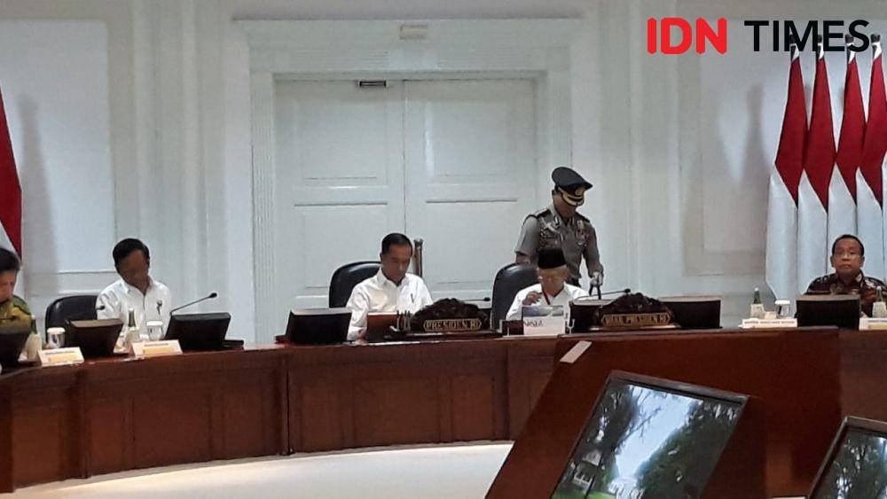 Presiden Jokowi dan Wakil Presiden Ma'ruf Amin pimpin rapat terbatas, di Kantor Presiden, Jakarta Pusat, Kamis 21 November 2019 (IDN Times/Teatrika Handiko Putri)