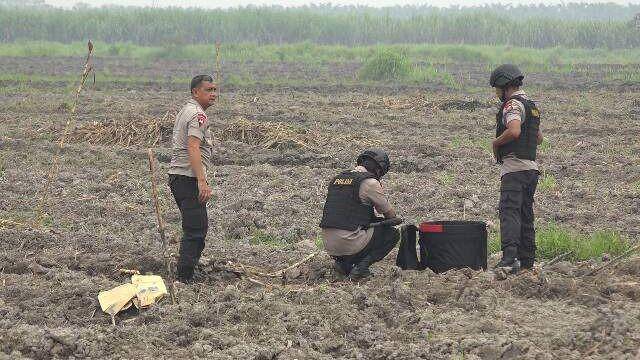 Petugas gabungan melaksanakan pemusnahan barang bukti bahan peledak (IDN Times/Istimewa)
