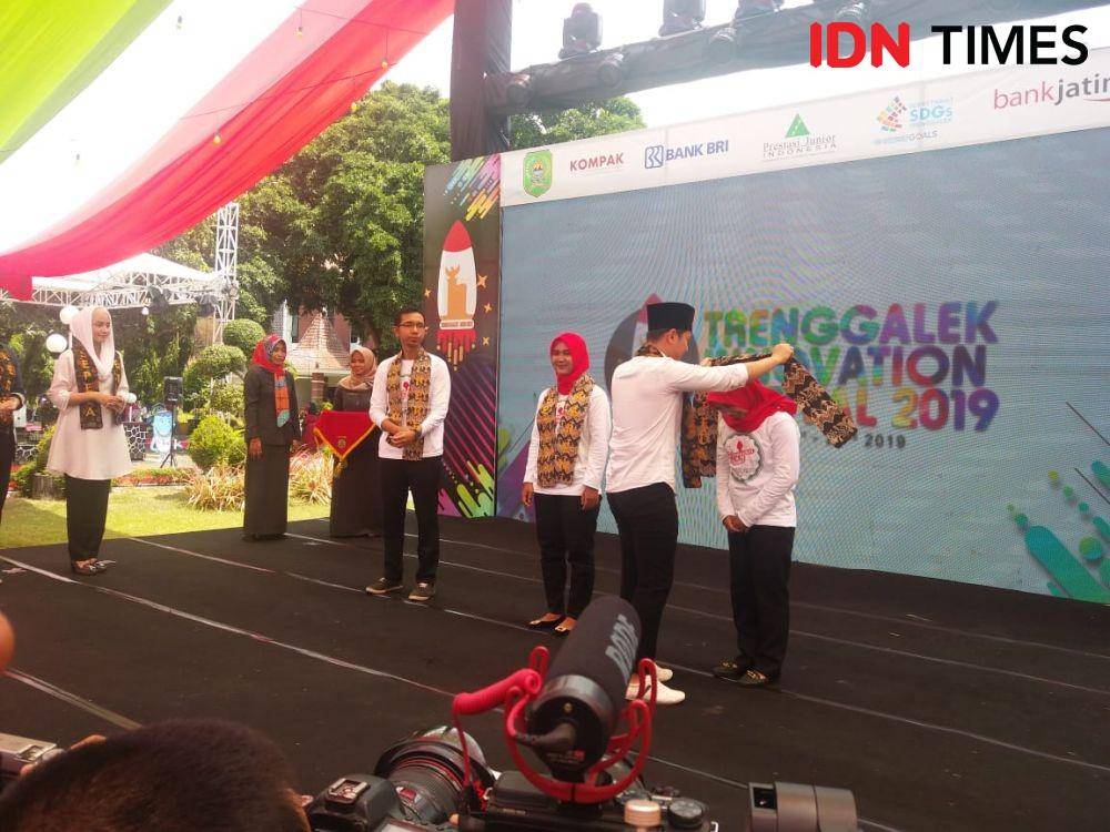 Bupati Trenggalek Mochamad Nur Arifin menyelempangkan selendang kepada mentor Sepeda Keren, Kamis (21/11). IDN Times/Dida Tenola