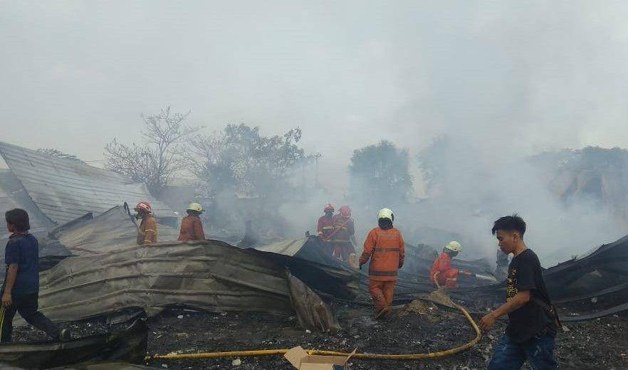 Kebakaran di Kampung Gaga, Kelurahan Kamal, Kalideres (Dokumen Damkar Jakarta Barat)