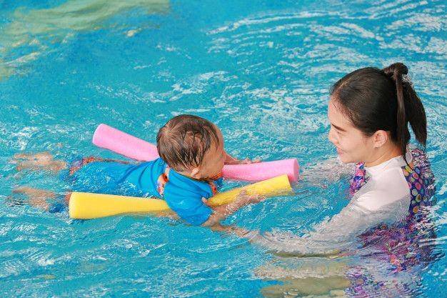 bayi berenang