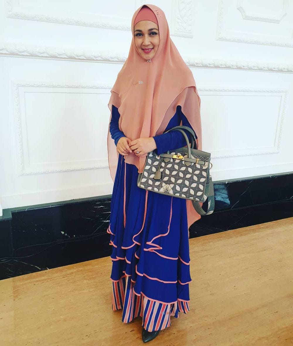 Instagram.com/dinalorenza1975