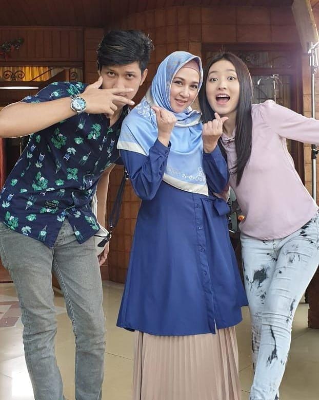 Instagram.com/dinalorenza1975