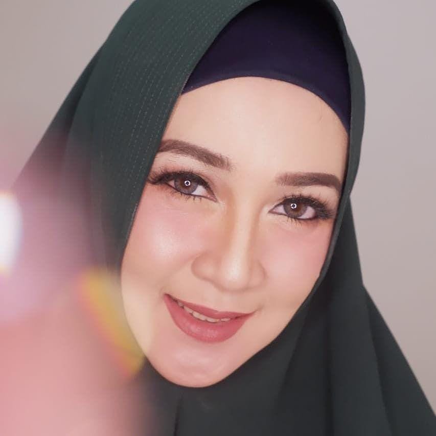 Instagram.com/dinalorenza1975