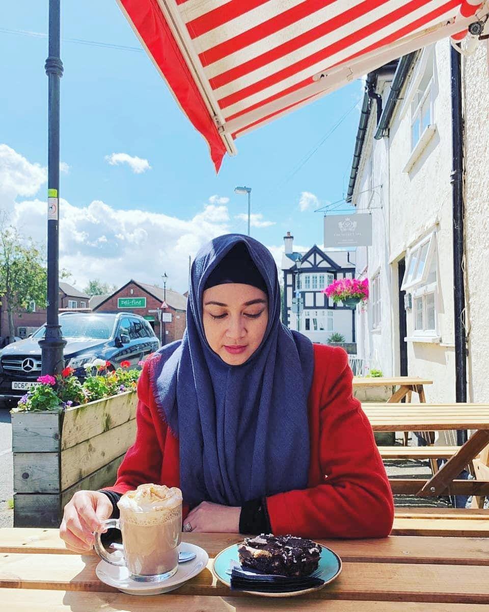 Instagram.com/dinalorenza1975