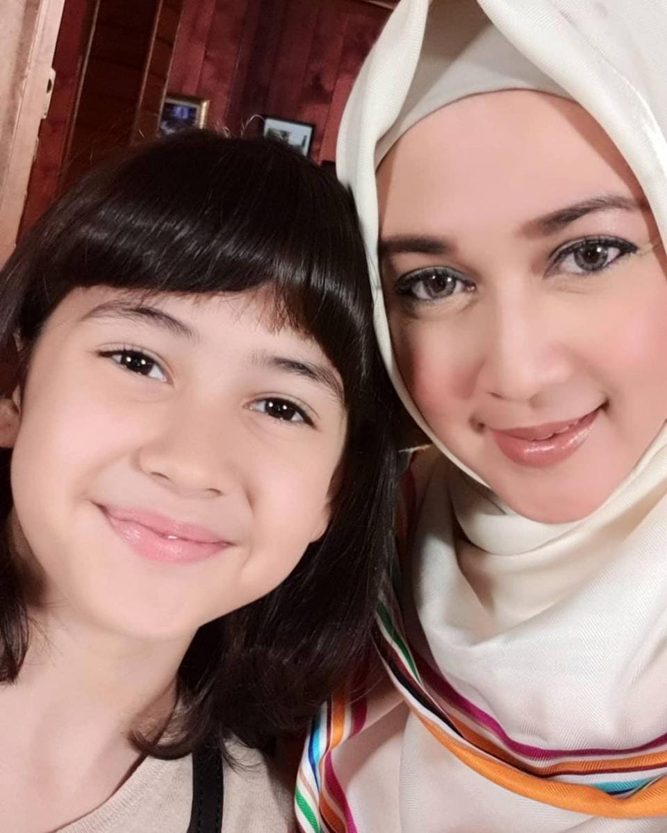 Instagram.com/dinalorenza1975