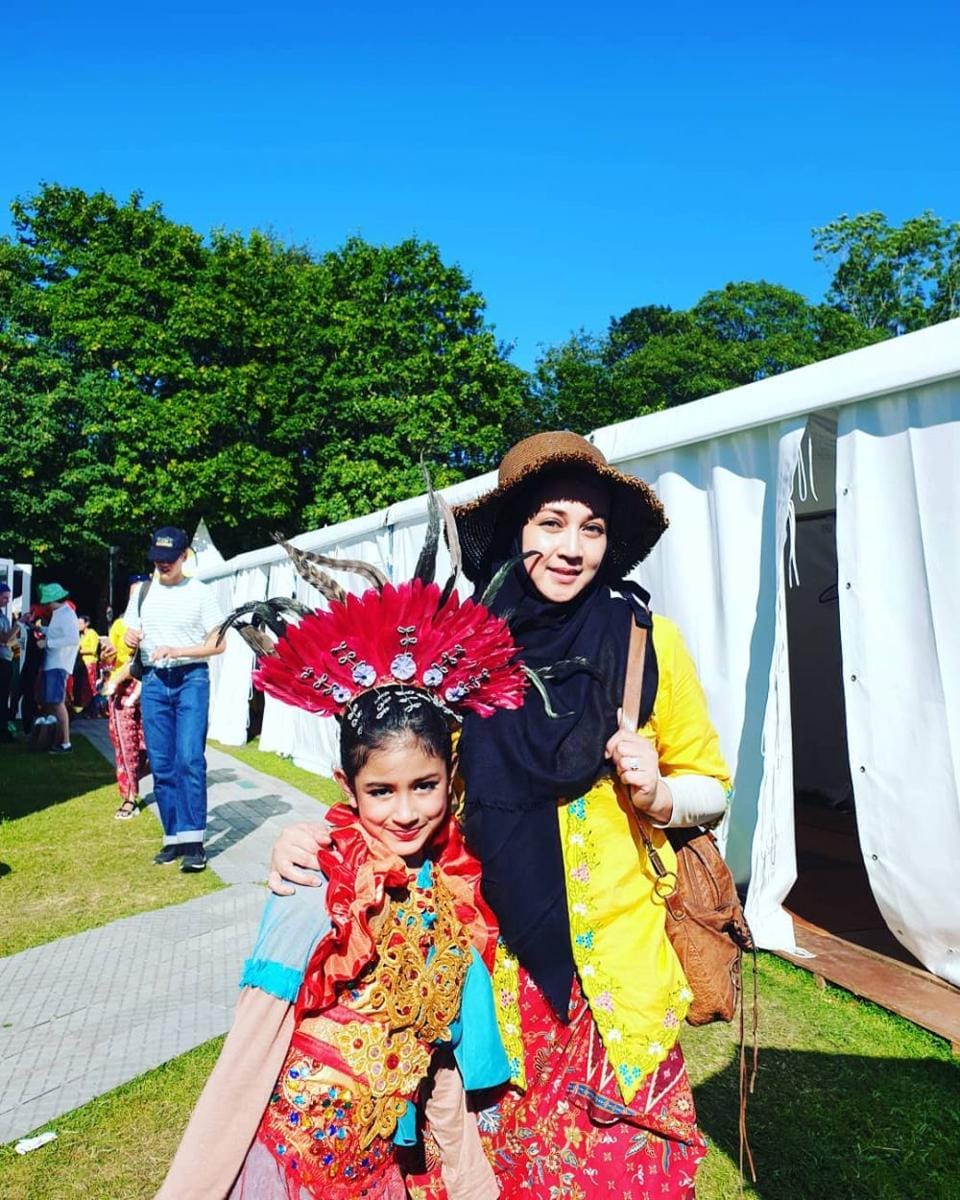 Instagram.com/dinalorenza1975