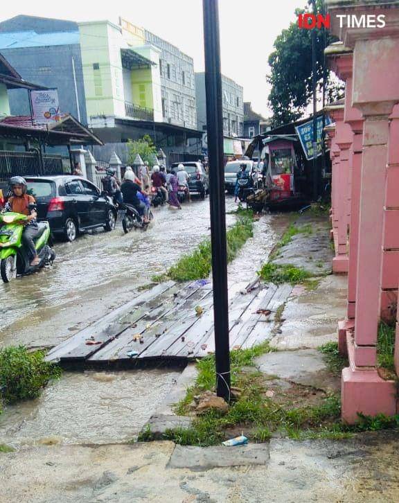 Saluran dekat lokasi kejadian anak tenggelam (IDN Times/Yuda Almerio)