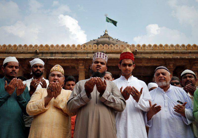 Sejumlah pria muslim berdoa untuk kedamaian menjelang putusan atas situs religius yang bersengketa di Ayodhya, di halaman masjid di Ahmedabad, India, pada 8 November 2019. ANTARA FOTO/REUTERS/Amit Dave