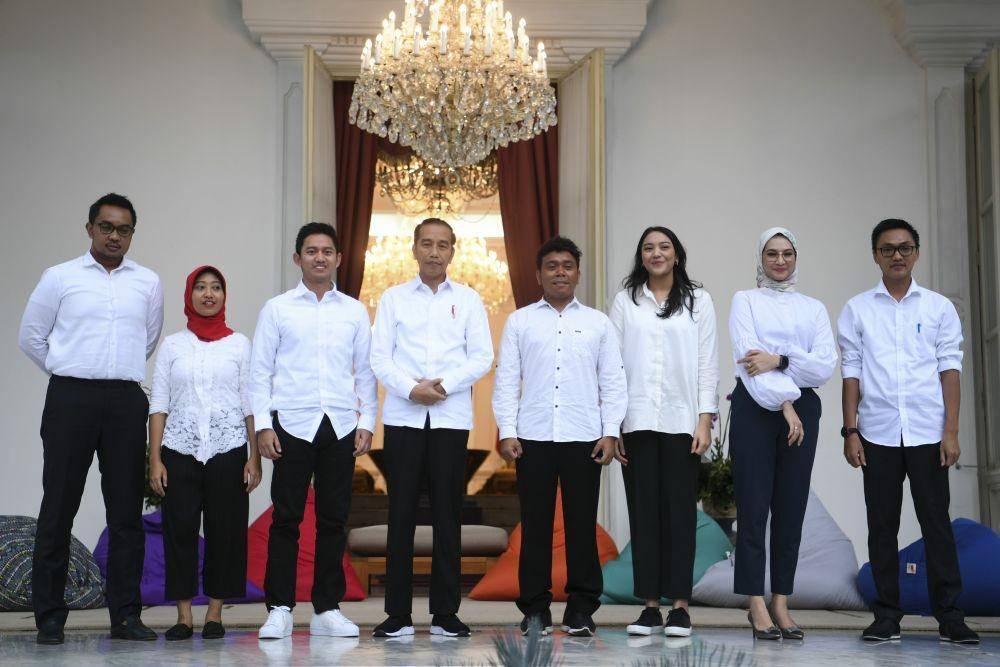 (Presiden Jokowi memperkenalkan Staf Khusus Presiden baru yang terdiri dari anak-anak muda berprestasi di halaman tengah Istana Merdeka Jakarta, Kamis (21/11/2019)) ANTARA FOTO/Wahyu Putro A