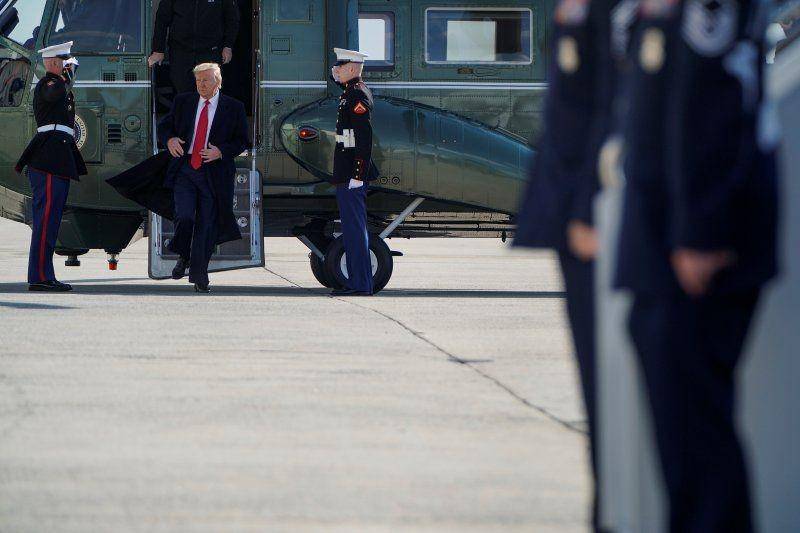Presiden Amerika Serikat Donald Trump berjalan turun dari Marine One saat ia berangkat dari New York, Amerika Serikat, pada 3 November 2019. ANTARA FOTO/REUTERS/Joshua Roberts