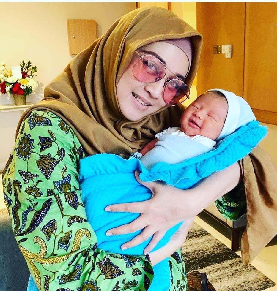 Instagram.com/dinalorenza1975