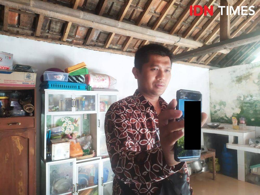 Kakak ipar WP, Ahmad, menunjukkan foto korban di ponsel. Foto korban sengaja kami tutupi untuk melindungi privasi - IDN Times/Daruwaskita
