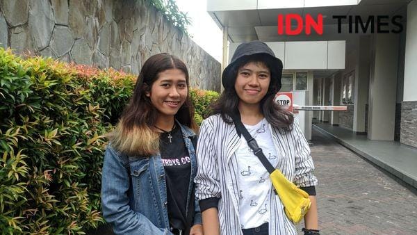 Anya dan Olivia, pengunjung JAFF dari UDINUS Semarang - IDN Times/Rijalu Ahimsa