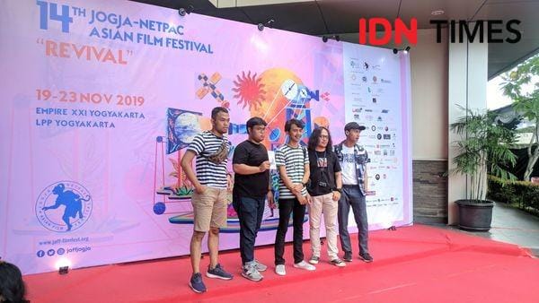 Pengunjung JAFF 2019 berfoto di halaman depan Empire XXI Yogyakarta -IDN Times/Rijalu Ahimsa