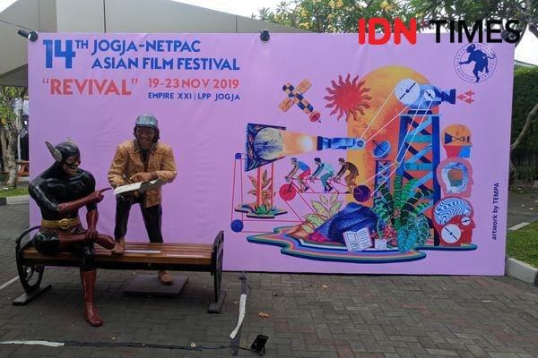 Patung Gundala dan Hasmi, menyambut pengunjung JAFF 2019 di pintu masuk Empire XXI - IDN Times/Rijalu Ahimsa