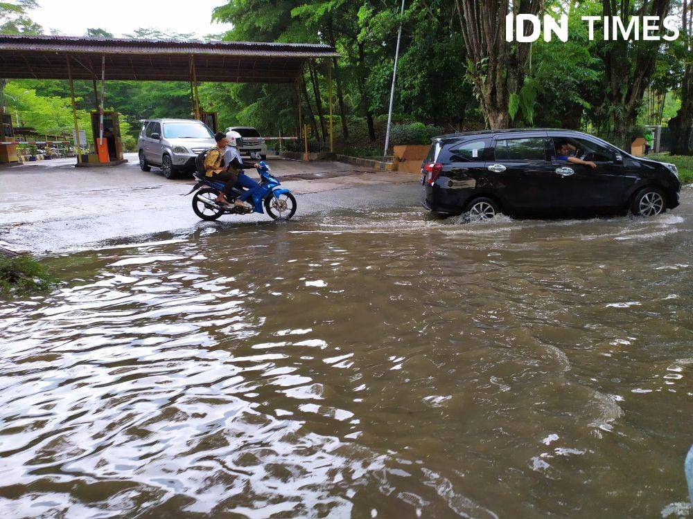 Ilustrasi banjir. (IDN Times/Yuda Almerio)
