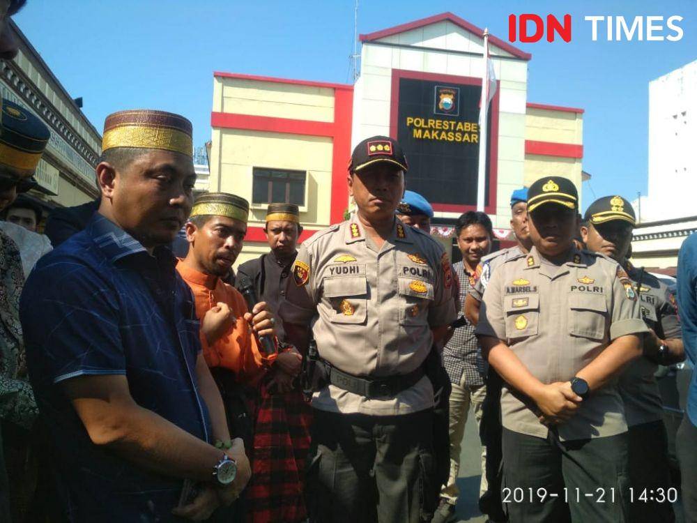 Kepmi Bone bersama sejumlah pemuda adat Bone dalam unjuk rasa di Mako Polrestabes Makassar, Kamis (21/11) / Sahrul Ramadan