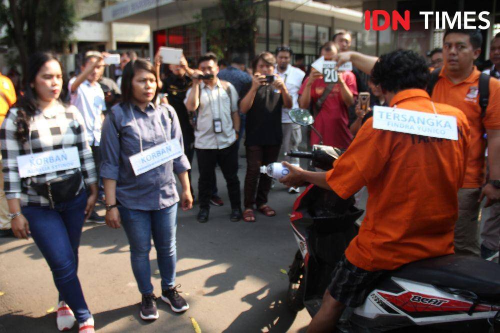 (Pelaku penyiraman diduga cairan kimia menjalani 52 reka ulang adegan di halaman Subdit Jatanras Polda Metro Jaya, Jakarta, Kamis (21/11)) IDN Times/Candra Irawan