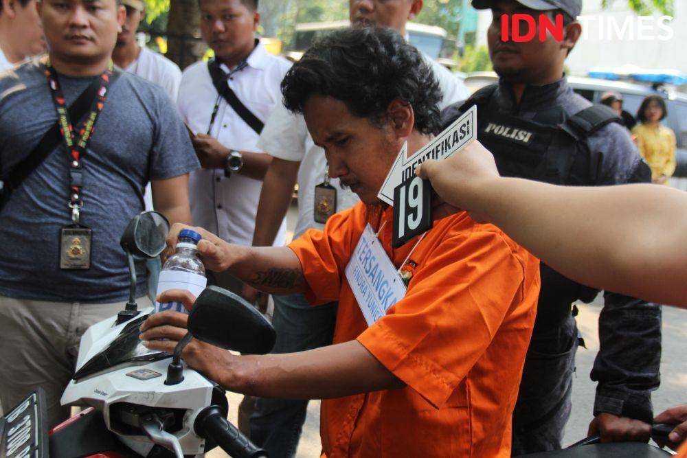 (Pelaku penyiraman diduga cairan kimia menjalani 52 reka ulang adegan di halaman Subdit Jatanras Polda Metro Jaya, Jakarta, Kamis (21/11)) IDN Times/Candra Irawan