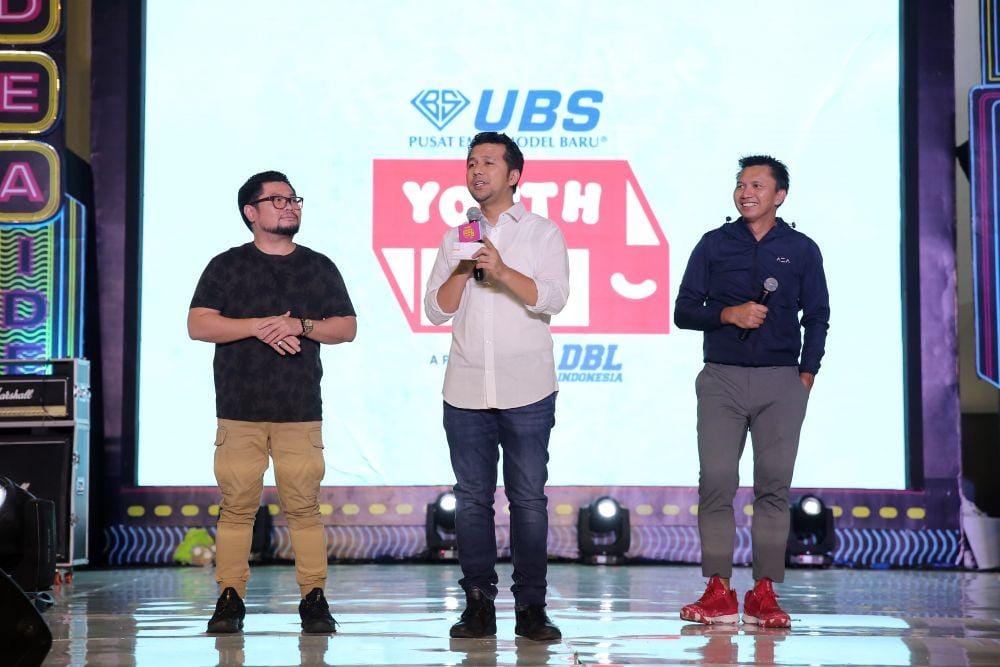 Dari kiri ke kanan: Creative Director of PT Untung Bersama Sejahtera (UBS) Erwin Suganda, Wakil Gubernur Jatim Emil Elestianto Dardak, Founder & CEO PT DBL Indonesia Azrul Ananda saat closing ceremony UBS Youth-Con 2019, 10 November lalu. IDN Times/Dok.DBL Indonesia