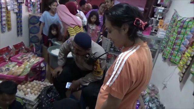 Anggota Polsek Rappocini saat mengamankan korban, Kamis (21/11). (Dok.Polsek Rappocini)