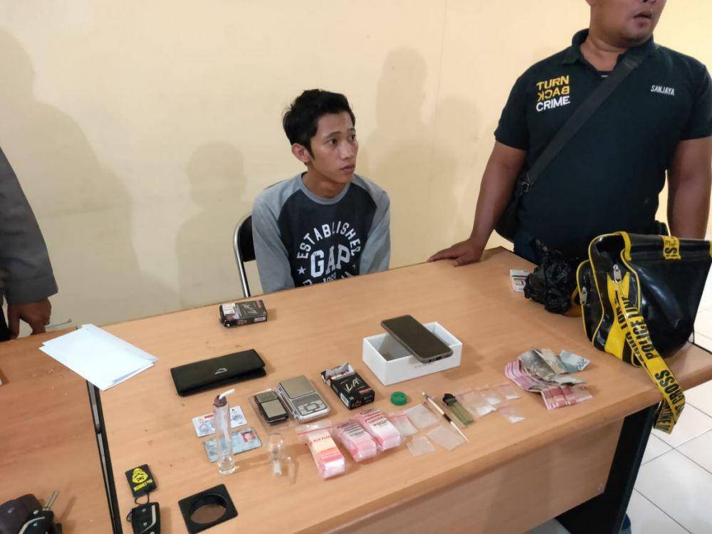 Tersangka pengedar sabu-sabu, SA (tengah). Sumber: Brimob Polda Kaltim