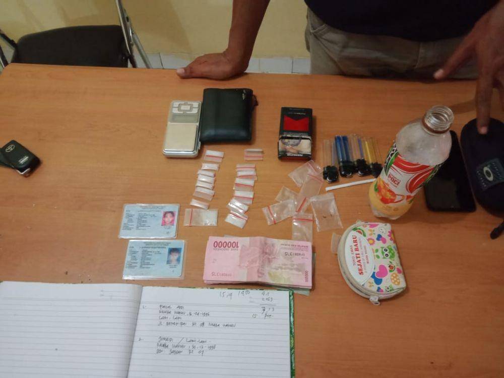 Barang bukti yang diduga digunakan SA untuk transaksi narkoba. Sumber: Brimob Polda Kaltim