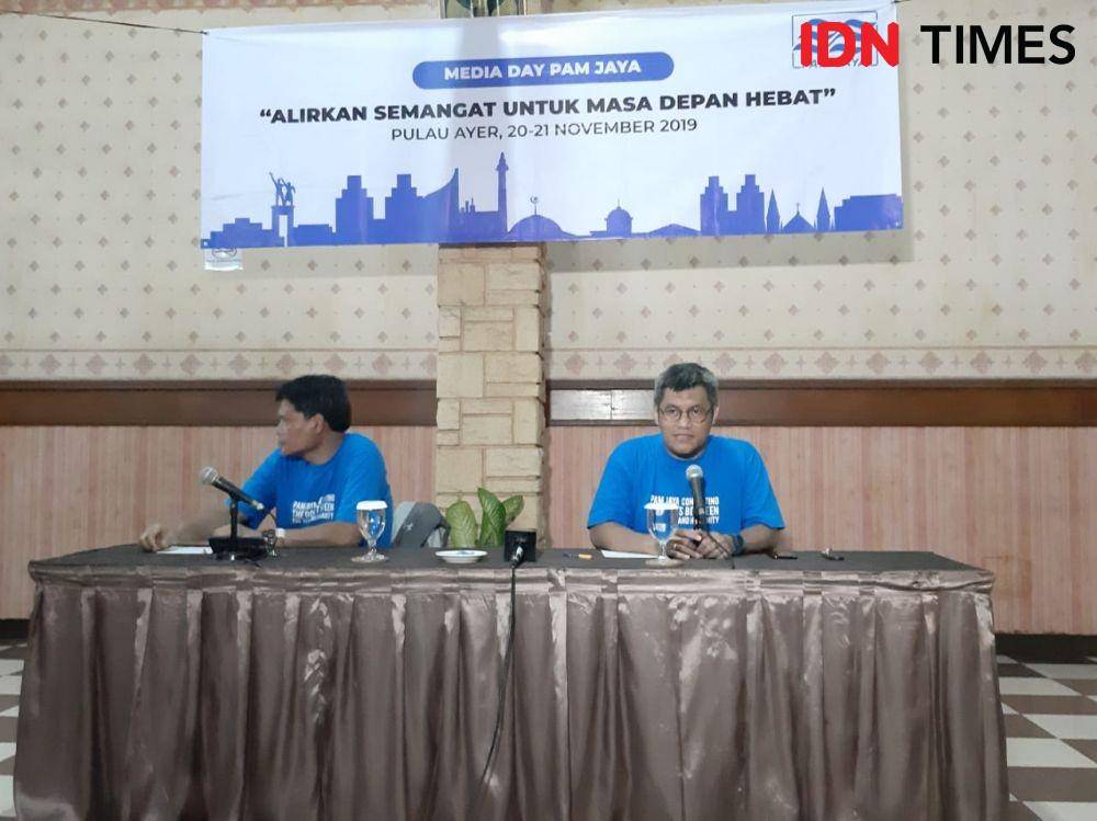 Direktur Utama PAM Jaya Prayitno Bambang Hernowo saat memberi keterangan pers di Pulau Ayer (IDN Times/Gregorius Aryodamar P)