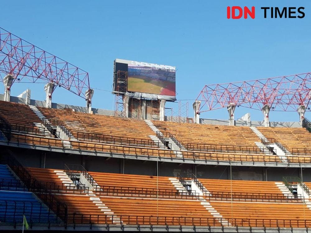 Papan skor digital telah terpasang di stadion Gelora Bung Tomo. IDN Times/Fitria Madia