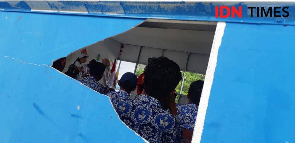 Kondisi bangunan sekolah SMPN 1 Sirenja, Kabupaten Donggala, Palu, Sulawesi Tengah yang sudah rusak parah akibat Tsunami tahun lalu (IDN Times/Margith Juita Damanik)