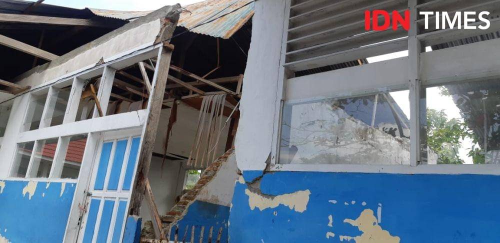 Kondisi bangunan sekolah SMPN 1 Sirenja, Kabupaten Donggala, Palu, Sulawesi Tengah yang sudah rusak parah akibat Tsunami tahun lalu (IDN Times/Margith Juita Damanik)