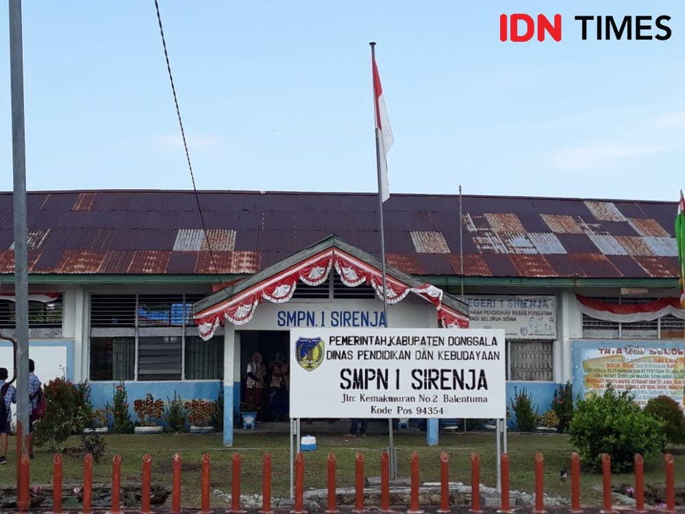 Kondisi bangunan sekolah SMPN 1 Sirenja, Kabupaten Donggala, Palu, Sulawesi Tengah yang sudah rusak parah akibat Tsunami tahun lalu (IDN Times/Margith Juita Damanik)