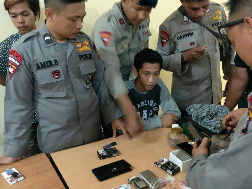 SA diperiksa petugas Brimob terkait kasus narkoba. Sumber: Brimob Polda Kaltim
