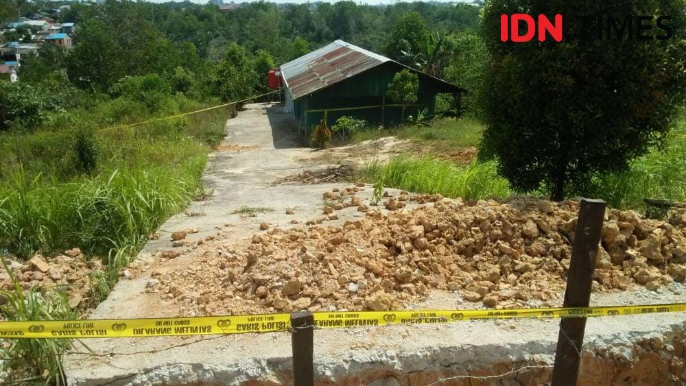 Lokasi tempat penemuan Triyanto tewas dipasangi garis polisi. Tanah di lokasi ini disebut bermasalah. IDN Times/Surya Aditya