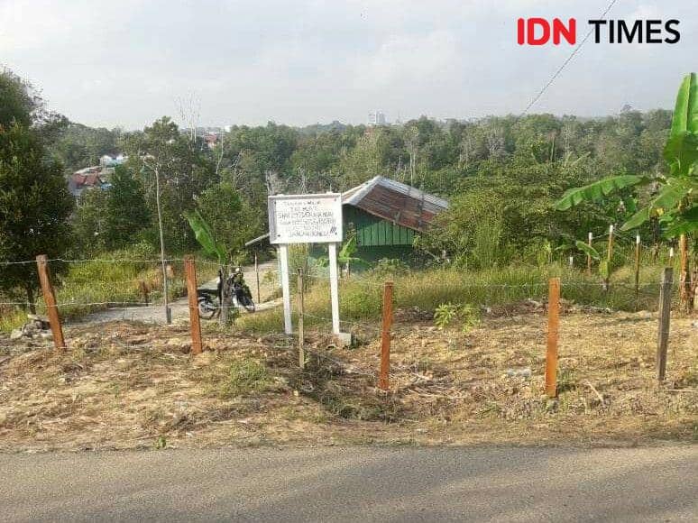 Foto ini dijepret sebelum Triyanto tewas. Kini papan putih yang terdapat di foto sudah tidak ada, diduga dirusak oknum mafia tanah. Sumber: Tri Murti