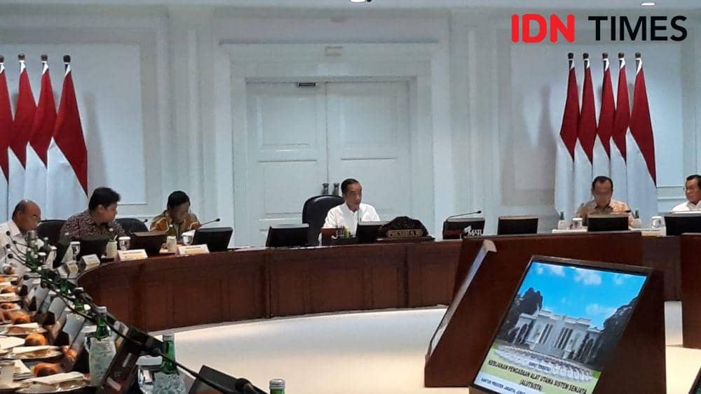 Presiden Jokowi memimpin rapat terbatas, di Kantor Presiden, Jakarta Pusat, Jumat 22 November 2019 (IDN Times/Teatrika Handiko Putri)