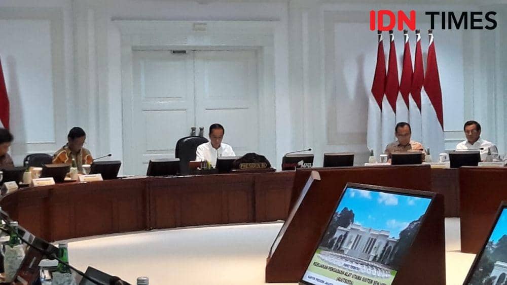 Presiden Jokowi memimpin rapat terbatas, di Kantor Presiden, Jakarta Pusat, Jumat 22 November 2019 (IDN Times/Teatrika Handiko Putri)