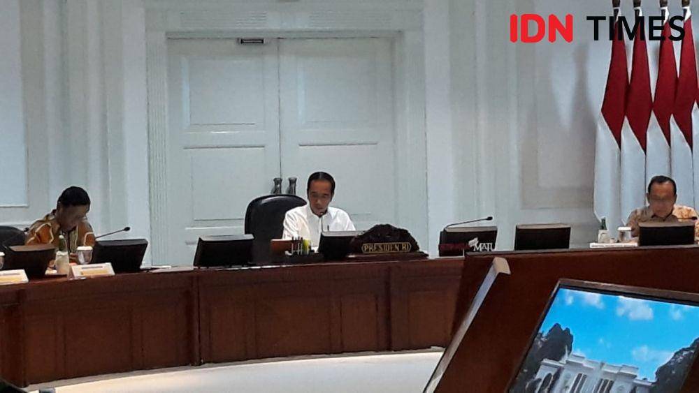 Presiden Jokowi memimpin rapat terbatas, di Kantor Presiden, Jakarta Pusat, Jumat 22 November 2019 (IDN Times/Teatrika Handiko Putri)