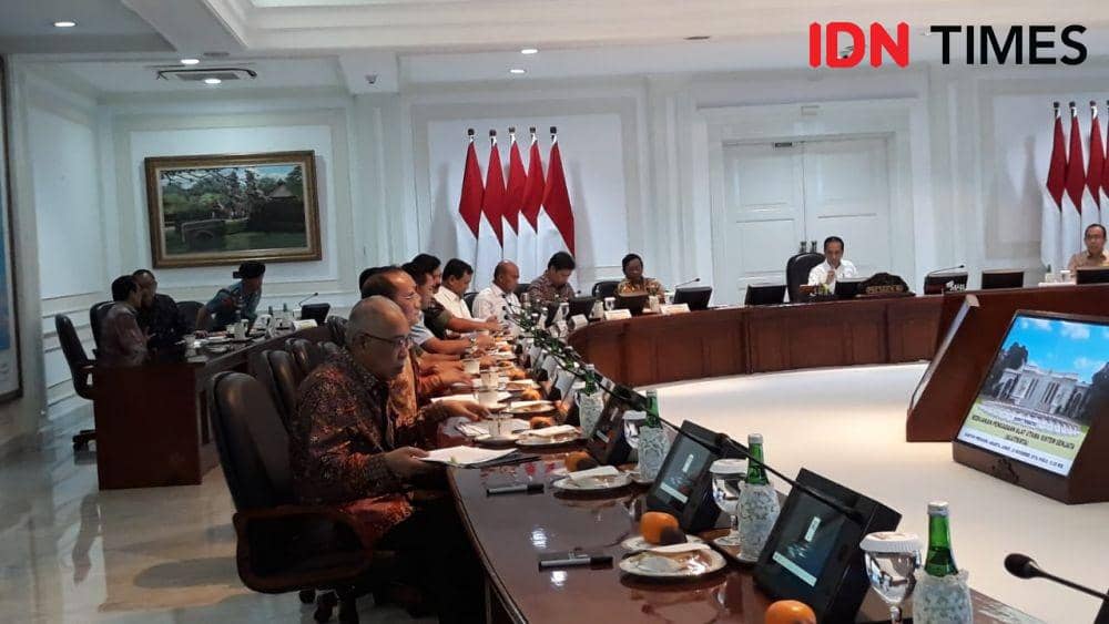Presiden Jokowi memimpin rapat terbatas, di Kantor Presiden, Jakarta Pusat, Jumat 22 November 2019 (IDN Times/Teatrika Handiko Putri)