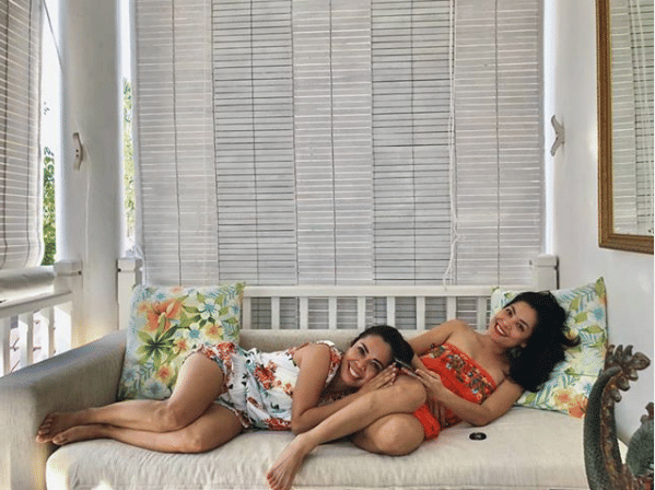 Lulu Tobing bersantai dengan sahabat