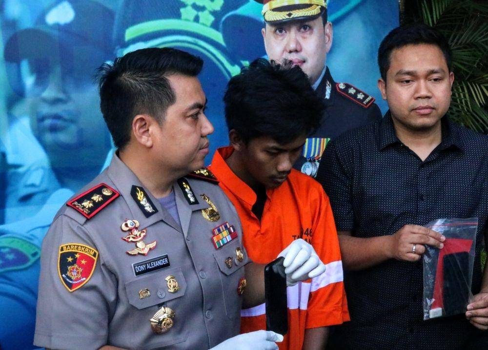 Polisi menunjukkan handphone yang digunakan tersangka untuk merekam adegan asusila. IDN Times/ Alfi Ramadana