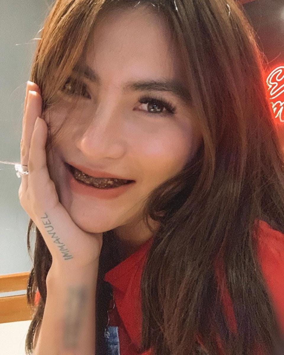 instagram.com/angelalee87