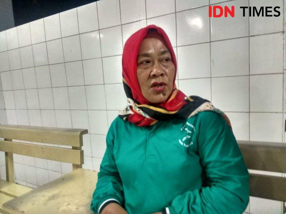 Kerabat almarhum Suhendi, Aam Amsiyah. IDN Times/Candra Irawan